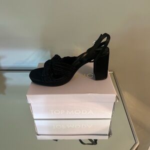 Super cute black heels!